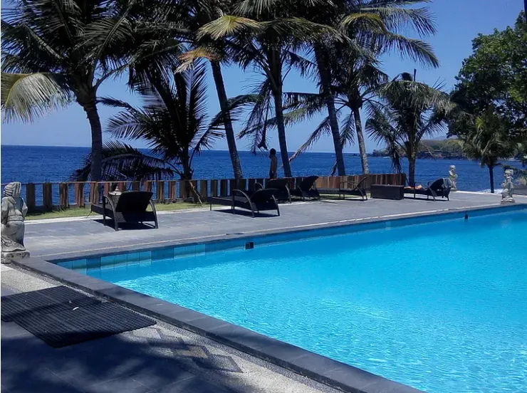 潛水度假村的景色，沈船就在不遠的海面下