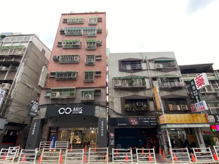 大禾邸家-你是否見過建築物之間距離狹窄得幾乎相連，只留一條窄縫？過小的棟距使得外牆無法正常施工，既難以貼磁磚，防水處理也難以到位。