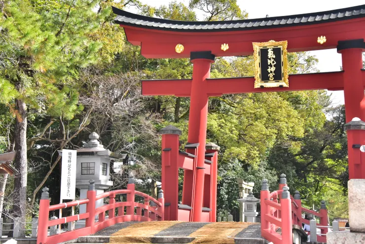 入口的朱紅色日本「日本三大木造」鳥居