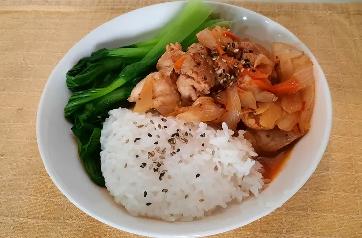 好好吃，好好睡，是我幸福生活必備的基礎。（圖／自煮家常菜，炒過的泡菜雞香味好足）