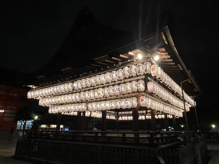 吃飽還可以去附近八坂神社散步