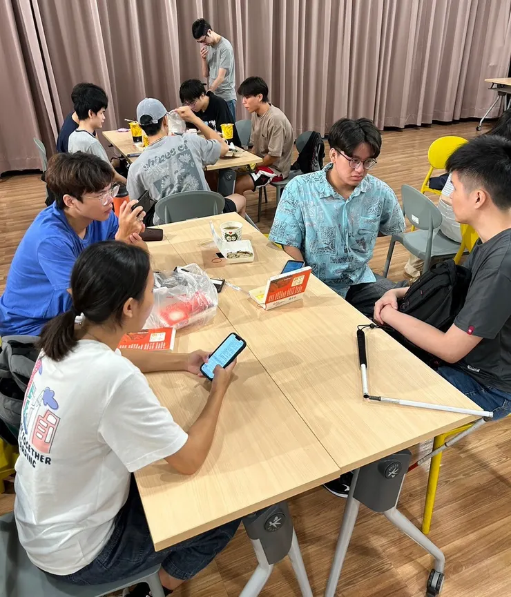 同學們在工作坊中與業師的互動密切