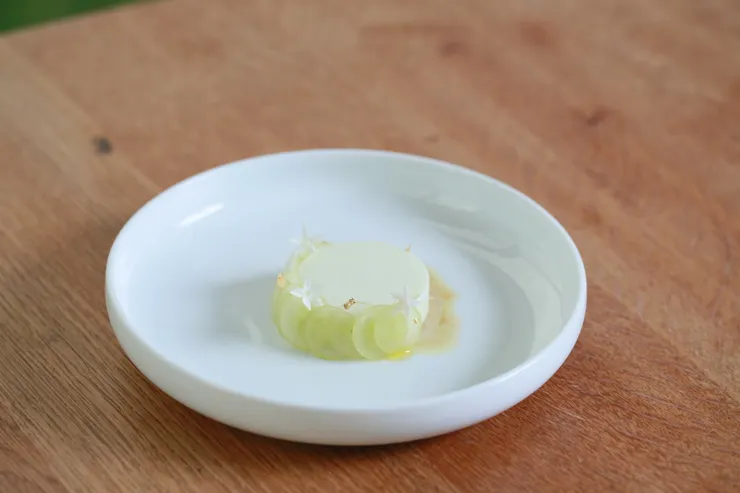 甜點套餐：Starter（綠葡萄冰糕／楓糖果膠／橄欖油），使用餐具：TG 白瓷中式圓形菜汁盤