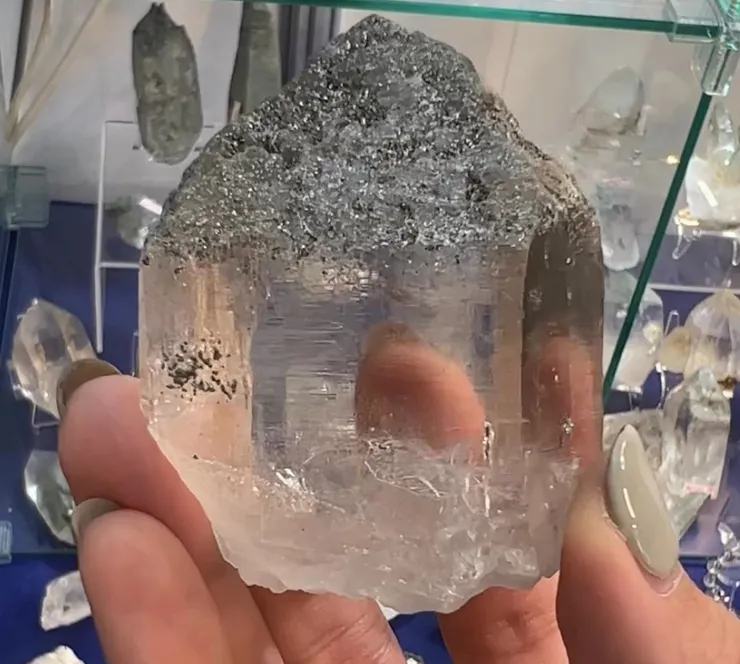 水晶尖端共生綠泥的喜馬水晶