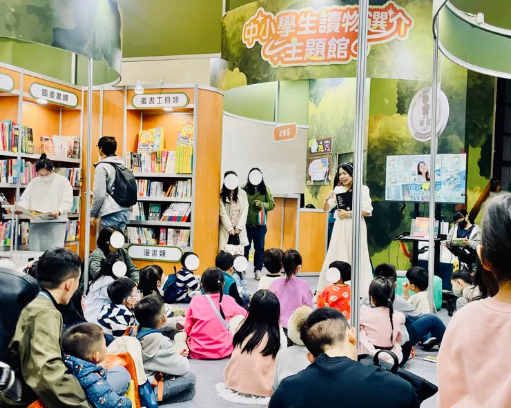 週末書展兒童區，舉辦說故事和遊戲活動，聚集許多家長帶小孩參與。