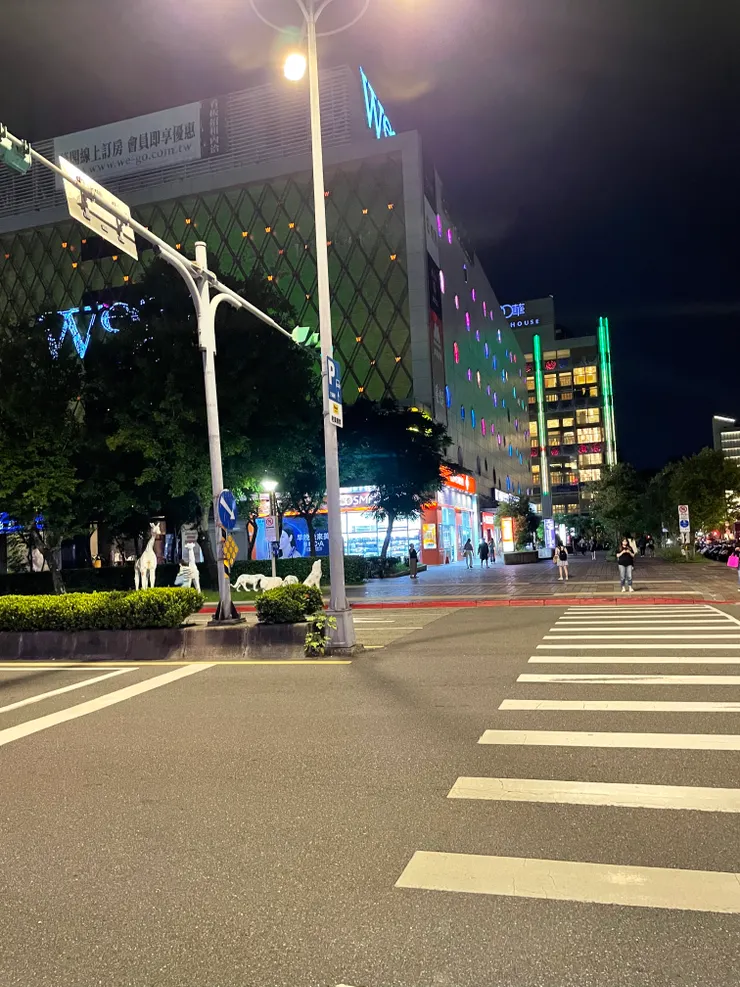 整棟外觀是以珠寶盒為設計概念