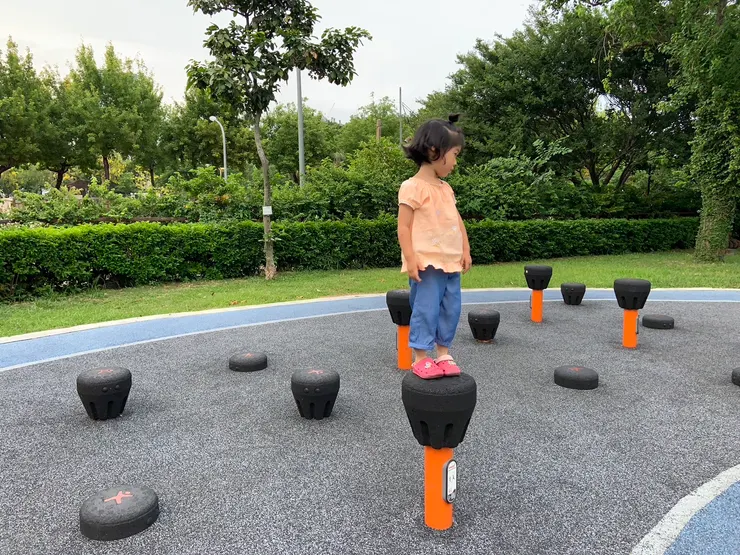 在體健器材獨自玩耍的禾 (攝於2024.5.18)