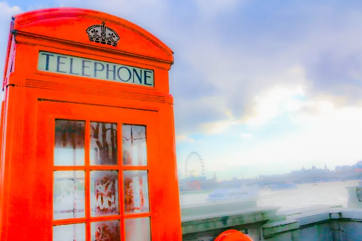 河畔的紅色電話亭