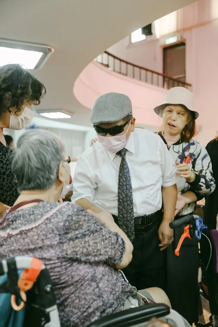 康復後的許秀柱，與妻一同關懷身心障礙朋友。