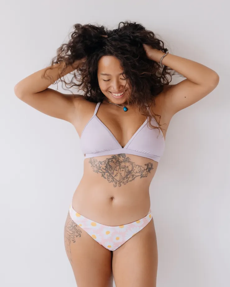 款式：TRii 三角薄墊無綁帶上衣＋VVE雙面丁丁褲；顏色：(上)美女紫/ （下）美女紫＋粉紅雛菊