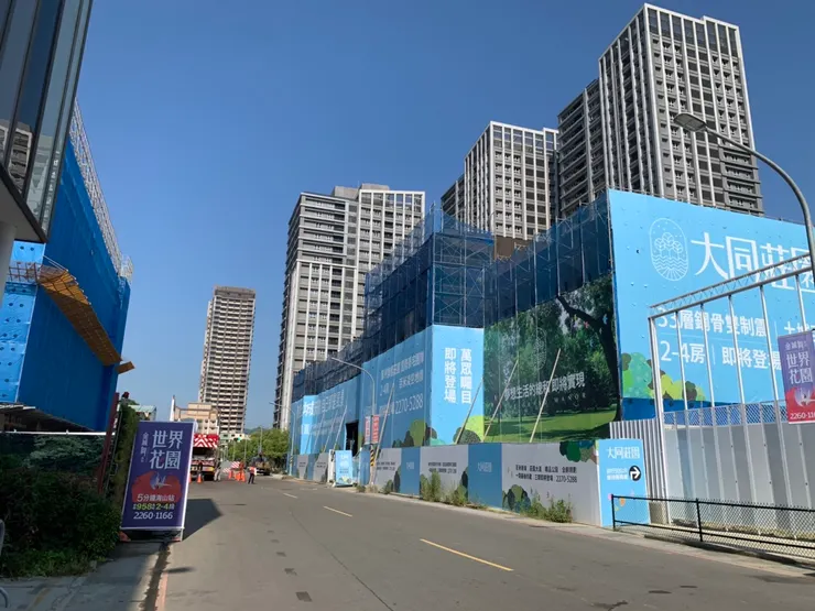 莊園街上的景緻,最遠方獨立一棟的是皇翔PARK