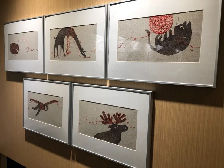 這幾幅畫作結合刺繡非常有趣，展覽出口還有此作品的觸感互動裝置