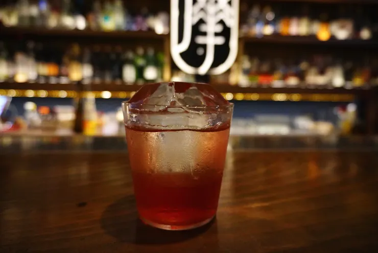 Shawn 調製的 Negroni 香氣飽滿。隨著冰塊溶水，每一口都不停在變化