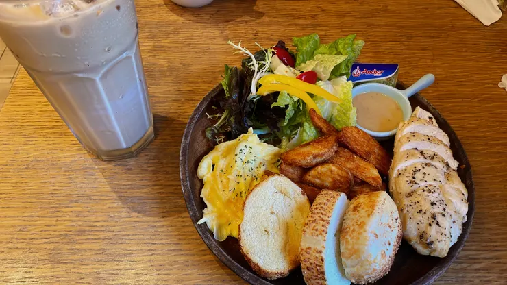 香煎雞胸肉加上大杯冰拿鐵