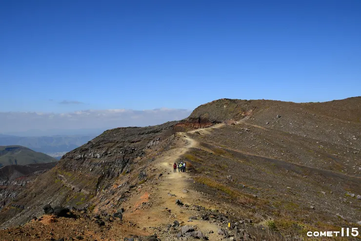 稜線上的路線相當清楚，越走越感倒吃甘蔗