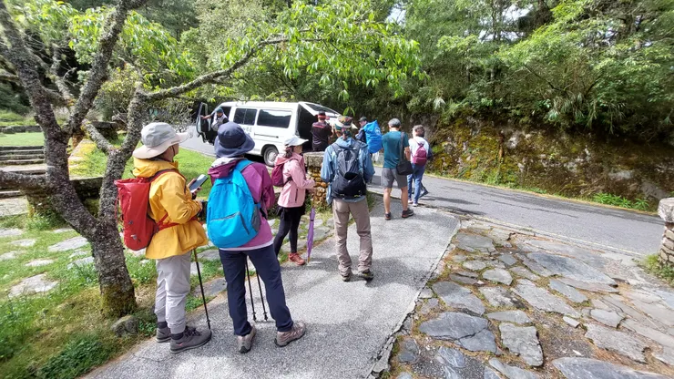 排雲管理站前等待搭乘接駁車