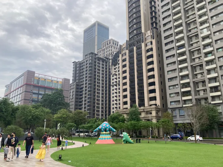 戶外有恐龍的裝置藝術，蠻可愛的！