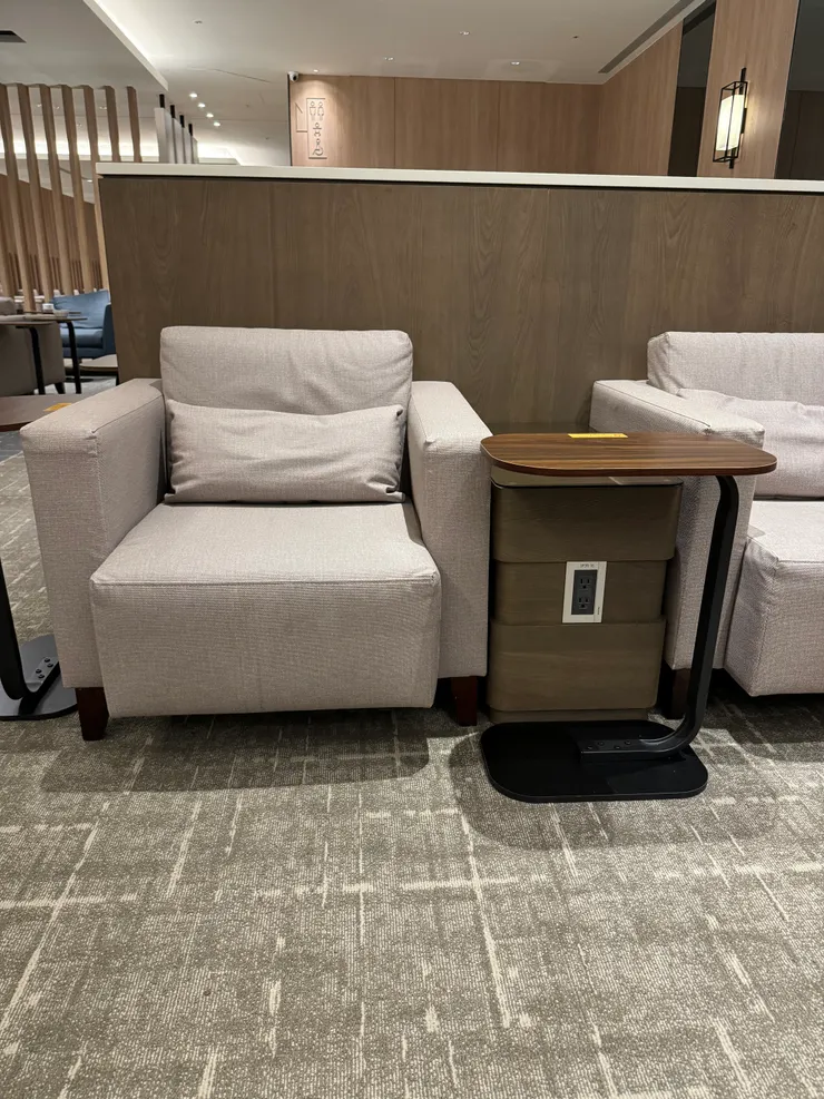 現在沙發位置旁邊都配有這種可移動的小桌子吃東西方便多了