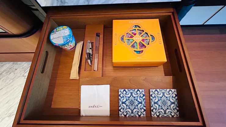 一盒英記伴手禮及一杯泡麵