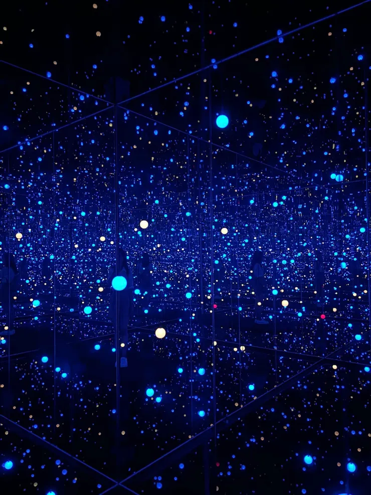 博物館內還有一個小展館,展示著名日本藝術家草間彌生的作品