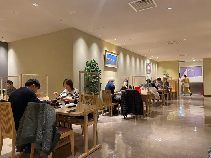 整間店幾乎都是中年人，我在裡面相較之下好稚嫩