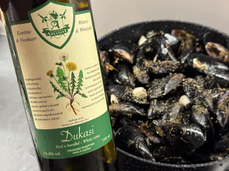 買了阿國當地的白葡萄酒簡單蒸了一鍋Mussel