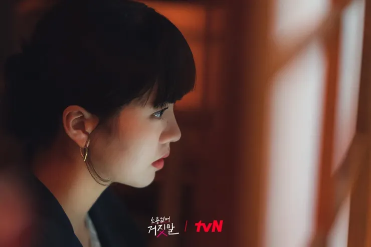 隔間中表情多變的穆率熙。(圖: tvN)
