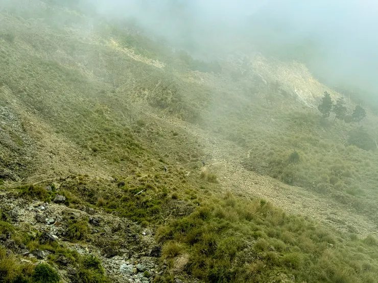 在大山的面前人如螻蟻般渺小