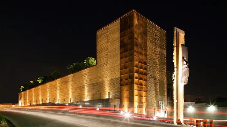 ▲義大利 Riva家族，嚴選侏儸紀時期稀有素材，打造對環境友善的實木家具