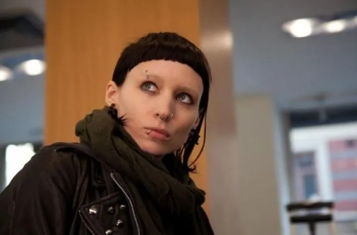 《龍紋身的女孩》(The Girl with the Dragon Tattoo)中的女主角 Lisbeth 是一個有道德正義感的駭客,但她的行為方式又充滿暴力和黑暗。來源:電影劇照