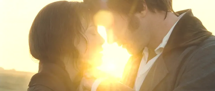 2005《傲慢與偏見》尾聲,那個年代絕對不會出現讓未婚男女(還衣衫不整)在外獨處的情況,這可是大大觸犯了禮教(但這正好是編導想要傳達的理念,與故事最初兩人衣著得體卻疏遠的情形作對比)