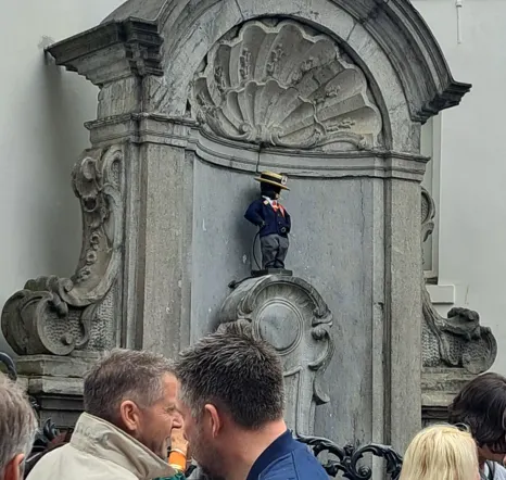 這是加拿大的衣服嗎? 周圍人超多...尿尿小童又這麼小一個..很難看清楚 哈