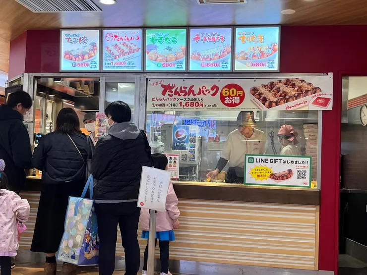 賣章魚燒的小店，我們剛好排到最後的幾個名額