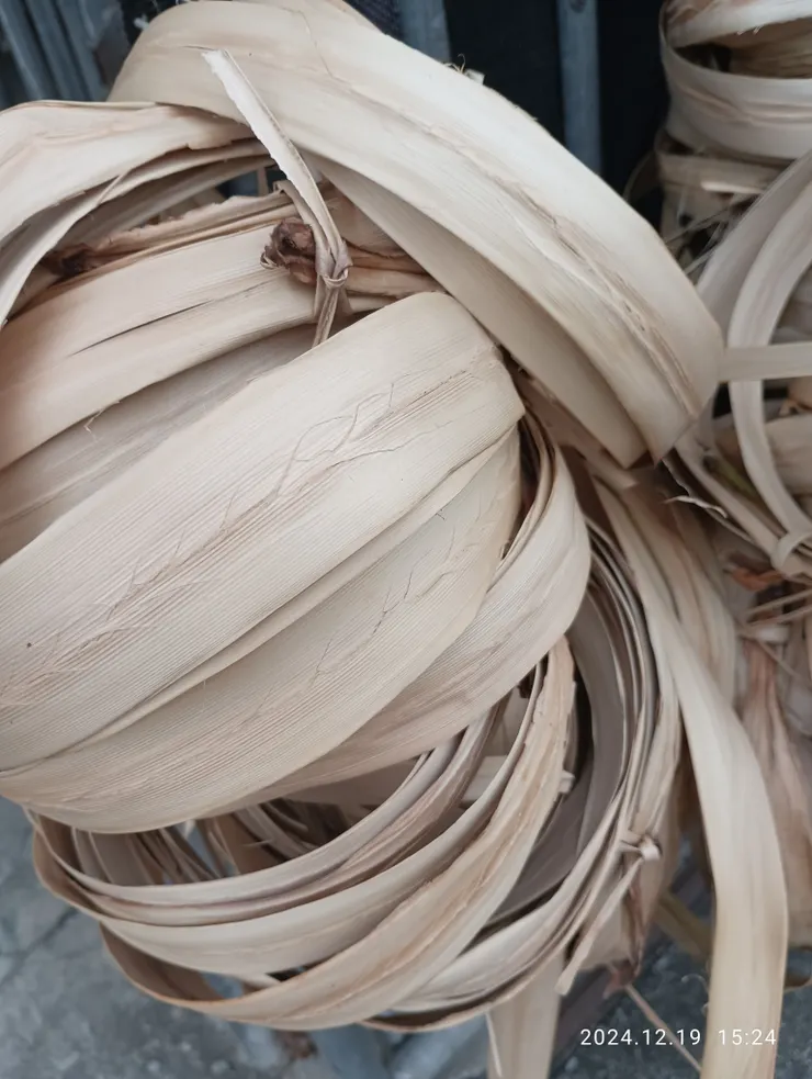 原民於冬季會採集“月桃葉鞘”曬乾後製作地蓆或床蓆或編織生活所需的藍子，個人親體過，很舒爽，自拍攝