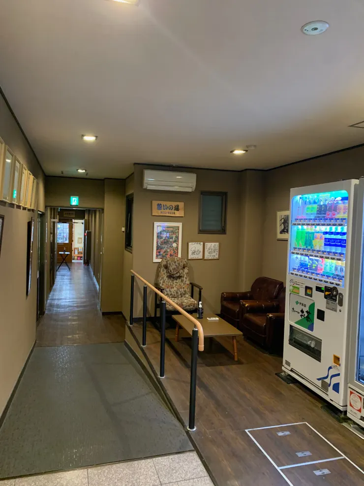 旅館內部照片,走到盡頭可以直接到紀念品店。