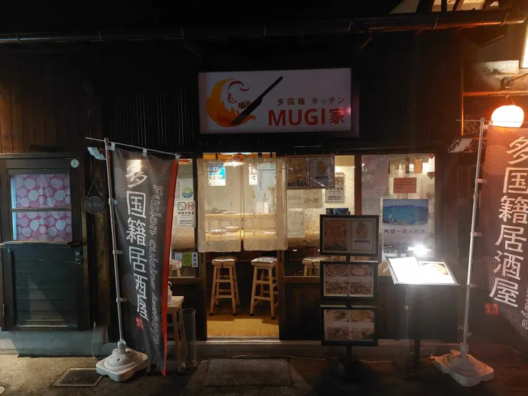 就是這間小小的酒吧，從外面看就感覺很酷