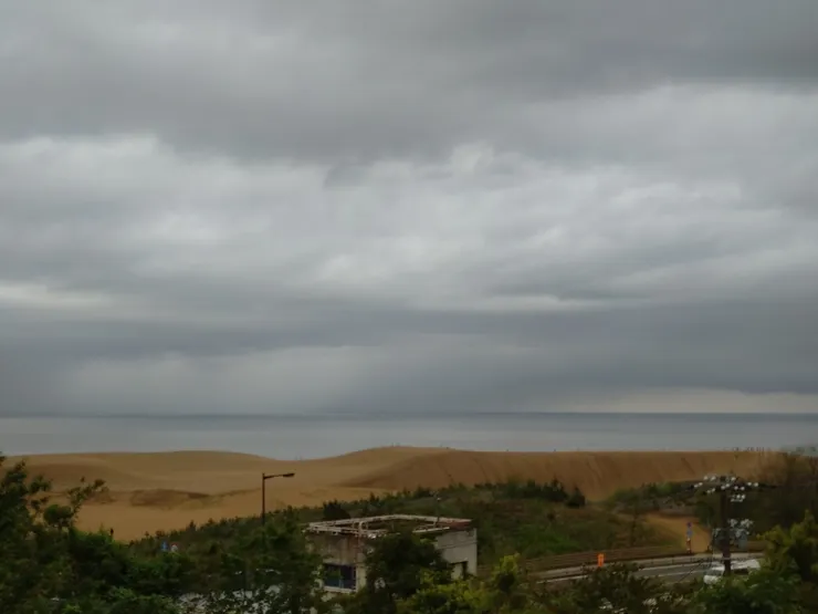 當天早上下大雨,陰陰的