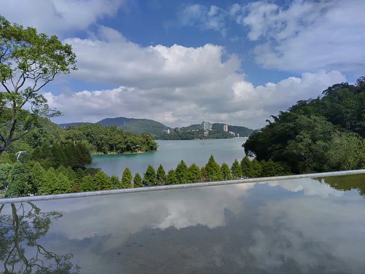 向山遊客中心的無邊際水池