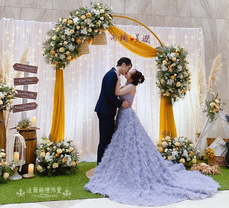 #福爾摩沙遊艇酒店-幸福檸檬黃-法爾婚禮佈置   用溫暖的檸檬黃色系搭配玫瑰與綠植，打造出宛如在陽光下野餐的輕柔氛圍。花門、木桶、燈串、吉他與小帳篷，希望賓客一踏進來，就感受到輕鬆與喜悅。   幸福不只是色彩，是你們看向彼此時，眼裡的光。 私訊預約諮詢，帶著你的夢想，我們來實現！ 用專業佈置，讓你的故事閃耀動人！  讓我們一起見證您人生中最重要的時刻！ 歡迎FB或 IG私訊詢問與我們預約哦~ *平日一~五下午 2:00 到晚上 9:00 都可以預約來門市哦!! *(若需假日前來可以另外和我們再約時間哦!!) 法爾婚禮佈置地址: 台南市東區文化路131號 車子可以直接停在我們門口喔!~ 台南婚禮 #台南婚禮佈置推薦 #台南婚禮佈置 #南部婚禮佈置 #高雄婚禮佈置 #嘉義婚禮佈置 #屏東婚禮佈置 #婚禮佈置 #家宴婚禮佈置 #戶外婚禮佈置 #中國風婚禮佈置 #中式婚禮佈置 #大理石 #秀和服 #漢唐婚禮 #尾牙佈置 #flower #tainan #台南 #decor #台南婚禮 #FARweddings