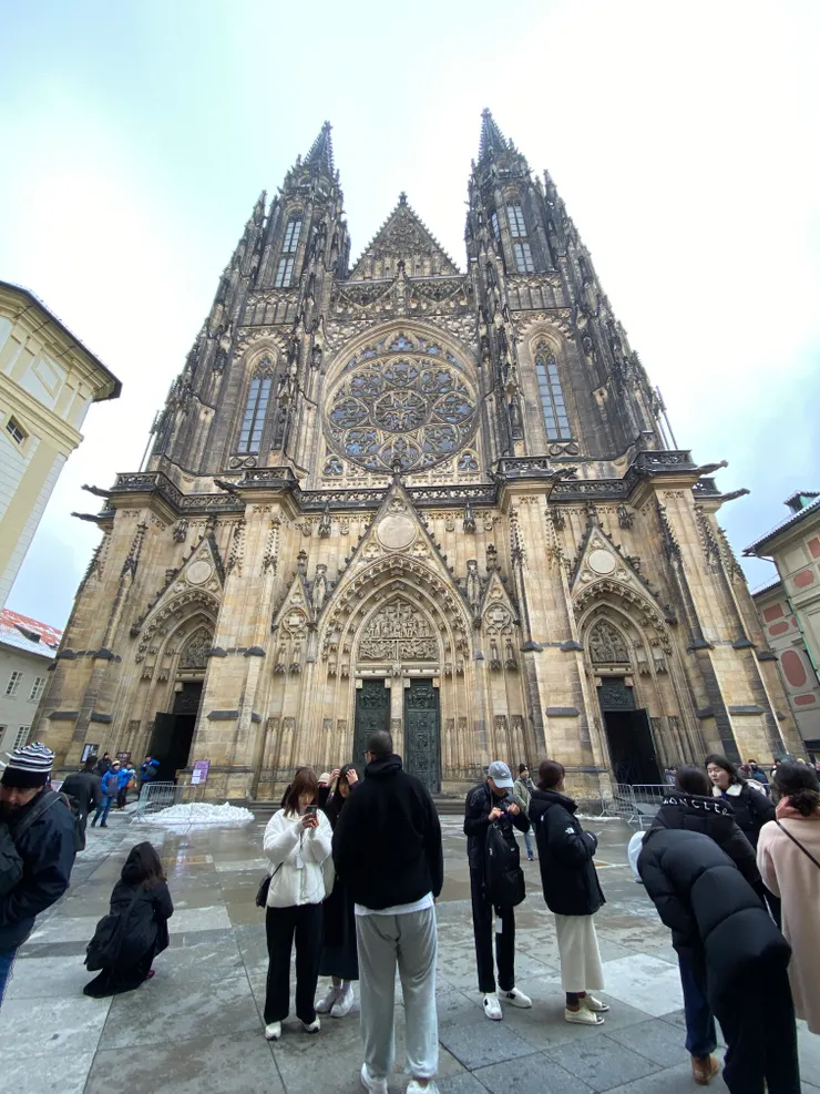 從廣場左手邊的小迴廊走出來，印入眼簾的就是偌大的聖維特主教座堂，大家會在這瘋狂拍照，建議先去排隊入內參觀比較實在，出來再拍就可以!!!