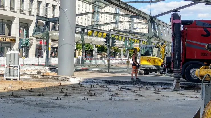 正在施工蓋輕軌的軌道