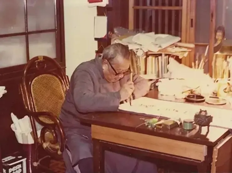 伏案作書的臺靜農先生，於溫州街18巷6號書齋（圖片來源：書畫大觀）