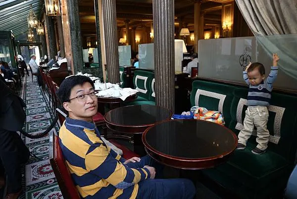 於是我們就摸摸鼻子坐在這裡，直接跟他要菜單單點了😅