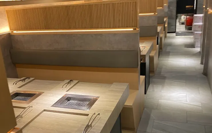 三重店提供一、二樓兩個樓層 除了單人座位外也提供四人的座位區