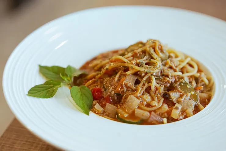 台東美食推薦😋/OA Restaurant 複合式餐廳:很Chill的背後,是一份用心🫂 #祝福花東🇹🇼 #義大利麵推薦 #肉醬 #焗烤麵包 #青醬 #我來開箱