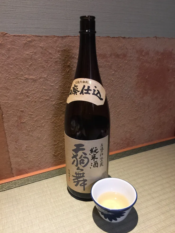 創業於 1823 年江戶時代，酒造周圍蒼鬱樹林，強風吹打時如天狗群微醺舞蹈，而以「天狗舞」命名自家銘酒。酒造受惠於日本三大靈山之一的白山伏流水，傳承能登派流名杜氏巧手，以山廢釀法聞名代表性的酒造之一。