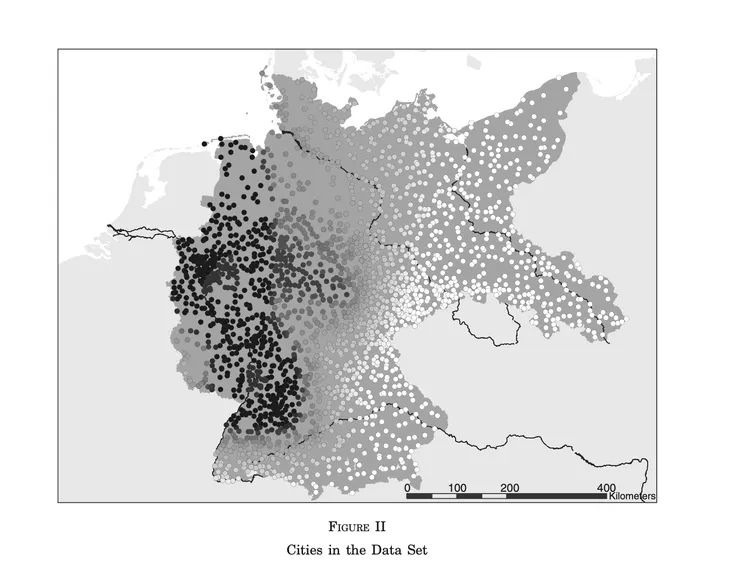 文中的圖二，每一個點代表城市，顏色越深，代表受益於新設大學，而得以減少學子上大學的距離