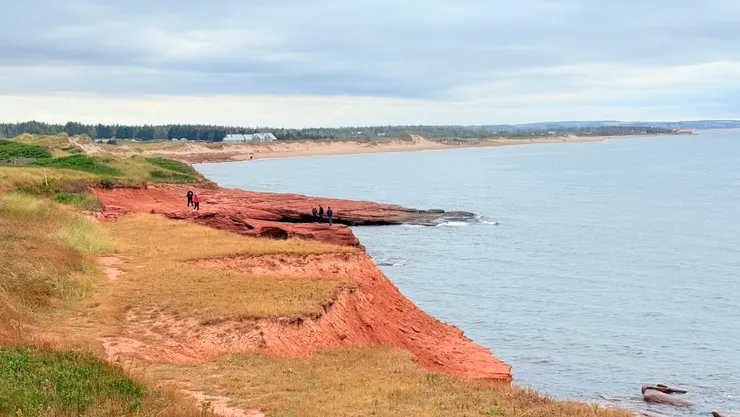 崎嶇紅色砂岩懸崖景觀很壯觀