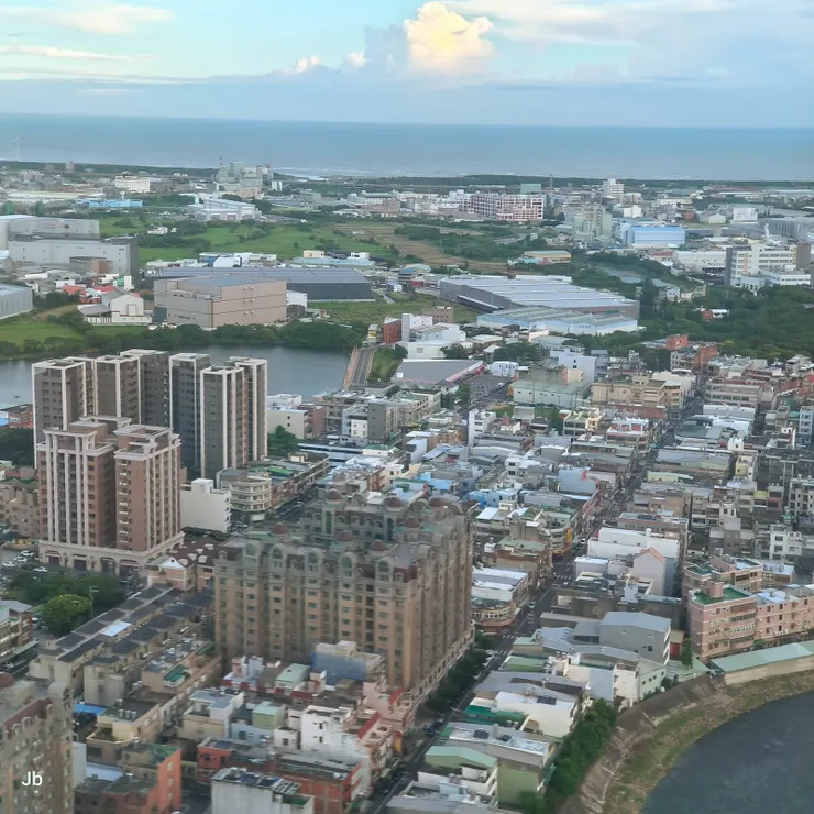 【俯瞰到處加蓋的屋頂知已歸返！即將在桃園機場降落。】