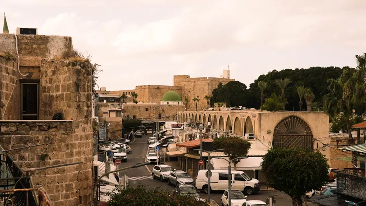 這是海法更北方的小鎮，據說是古代的監獄改建